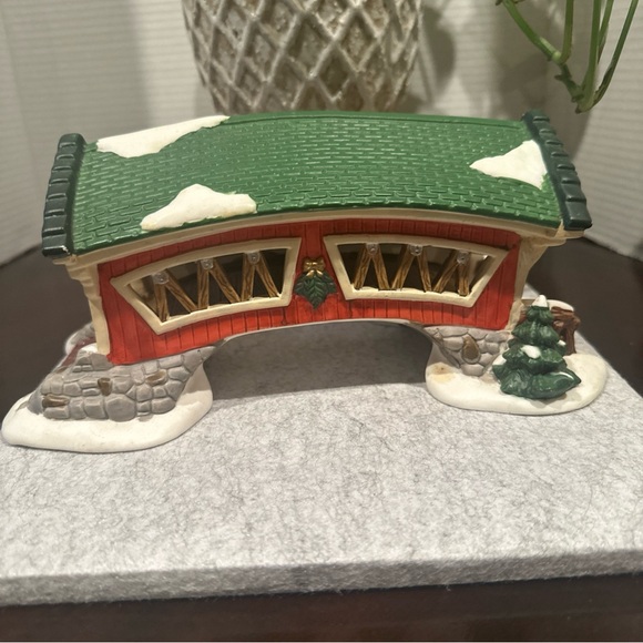 Dickens Collectables Porcelain Covered Bridge Village Accessories 1998 - Picture 5 of 14